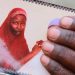 Una mujer muestra la foto de su hija secuestrada en Chibok, Nigeria, el 12 de abril de 2019. Foto Afp