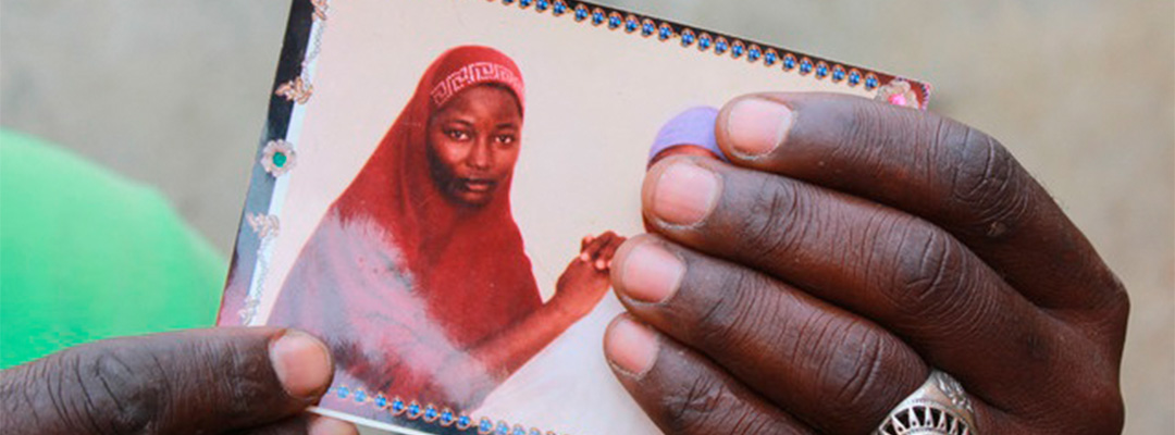 Una mujer muestra la foto de su hija secuestrada en Chibok, Nigeria, el 12 de abril de 2019. Foto Afp