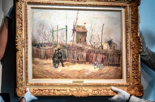 Dos empleados de la casa de subastas Sotheby's cuelgan la pieza para ser exhibida antes de que se venda, en París, Francia, el 24 de febrero de 2021. Foto Afp