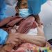 Una mujer es vacunada en Colombia contra el Covid-19 con la dosis de Sinovac. Foto Ap