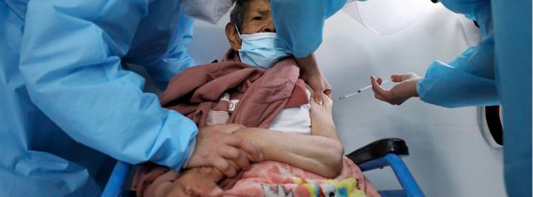 Una mujer es vacunada en Colombia contra el Covid-19 con la dosis de Sinovac. Foto Ap