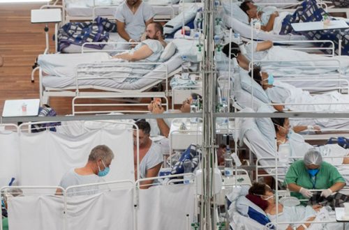 Pacientes de coronavirus en el coliseo de Santo André, convertido en hospital, a las afueras de Sao Paulo, Brasil, el 4 de marzo de 2021. Foto Ap