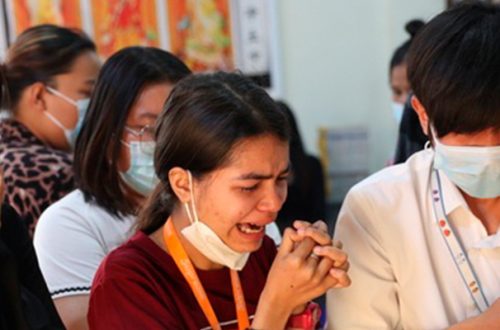 Personas lloran por la muerte de una joven universitaria de 20 años, que murió por un balazo en la cabeza durante una protesta en Mandalay, Myanmar, el 3 de marzo de 2021. Foto Ap