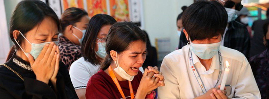 Personas lloran por la muerte de una joven universitaria de 20 años, que murió por un balazo en la cabeza durante una protesta en Mandalay, Myanmar, el 3 de marzo de 2021. Foto Ap