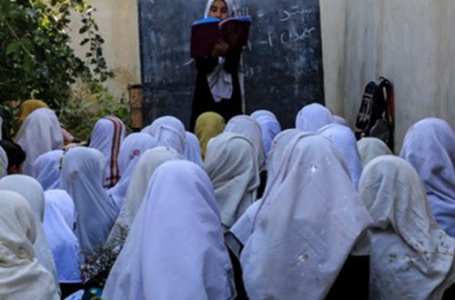 Estudiantes de Kabul Afganistán reciben clases al aire libre en una escuela donde les fue prohibido cantar. Foto Ap