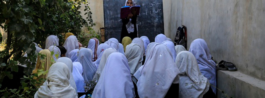 Estudiantes de Kabul Afganistán reciben clases al aire libre en una escuela donde les fue prohibido cantar. Foto Ap