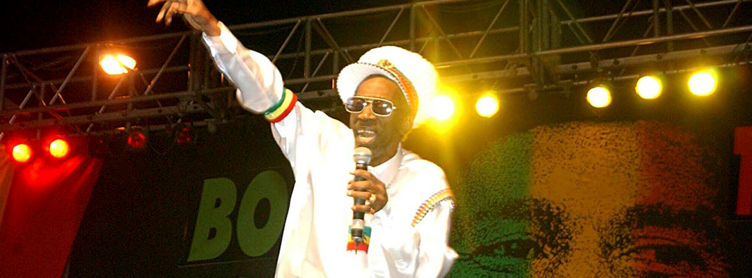 Bunny Wailer durante un concierto en Kingston, Jamaica, el 6 de febrero de 2005. Foto Ap
