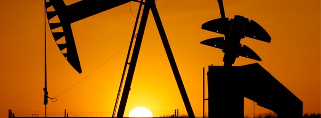 El petróleo registró su mayor pérdida desde el mes de septiembre, con los dos contratos de referencia en baja de alrededor de siete por ciento. Foto Ap / Archivo