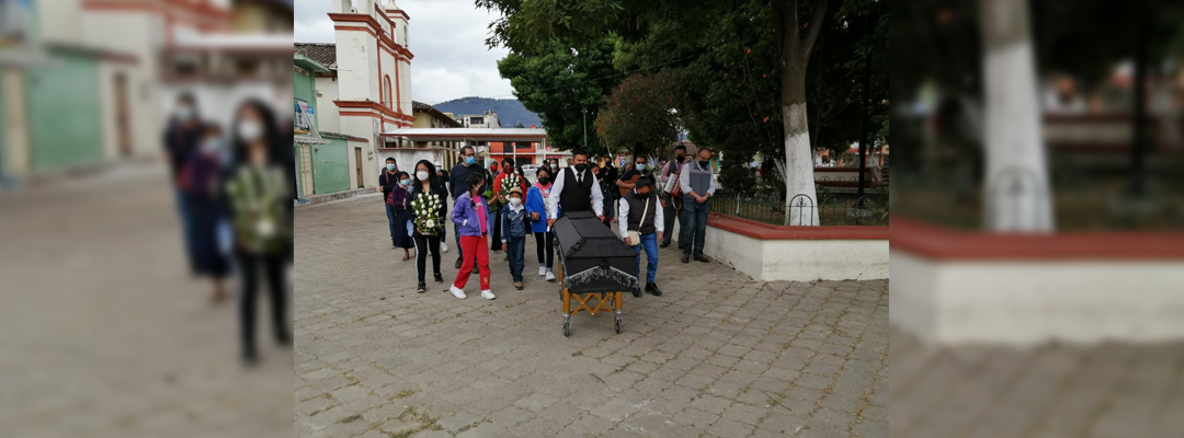 Antes de ser traslado al panteón municipal de San Cristóbal, el poeta Javier Molina fue llevado en un ataúd negro al templo de San Ramón, el 29 de marzo de 2021. Foto Elio Henríquez