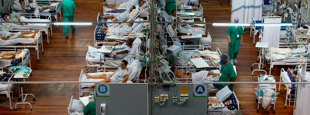 Brasil es de lejos el país más golpeado de América Latina por el coronavirus, con más de 332 mil fallecidos. En la imagen del 26 de marzo pasado, un gimnasio convertido en hospital en Sao Paulo. Foto Afp