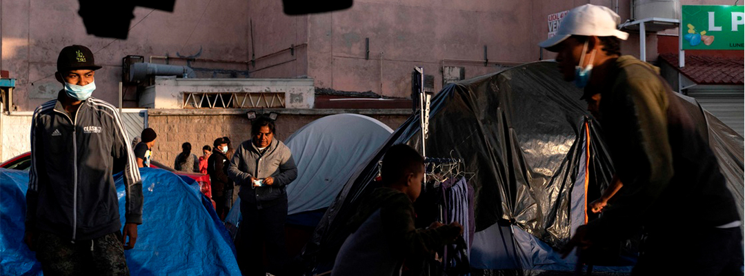 Niños juegan en un campamento de migrantes en Tijuana, Baja California, mientras esperan la respuesta de autoridades estadunidenses a su solicitud de asilo, el pasado 14 de abril de 2021. Foto Afp