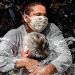 La imagen de Mads Nissen, que inmortaliza el abrazo de una anciana con una enfermera protegida con plástico, ganó el World Press Photo 2021. Foto Ap