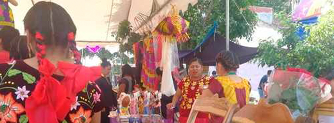 Mujeres zapotecas ofrecen sus artesanías en un mercado de Juchitán, Oaxaca. Mujeres zapotecas ofrecen sus artesanías en un mercado de Juchitán, Oaxaca. Foto Diana Manzo/Archivo