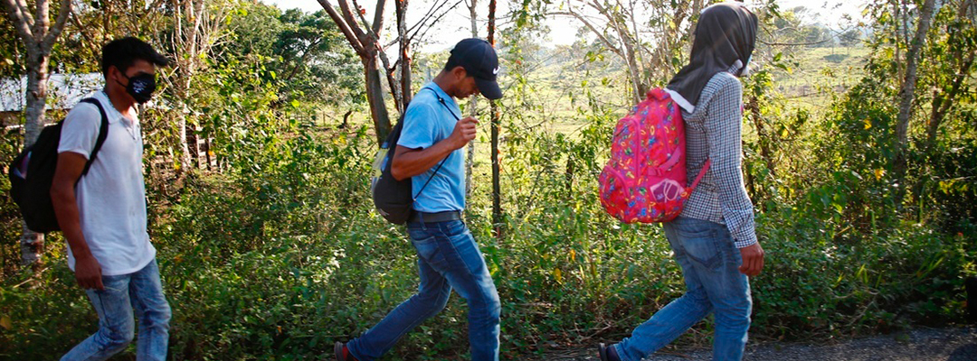 Migrantes caminan por la carretera que comunica la comunidad de Frontera Corozal con Palenque a Chiapas. Foto Víctor Camacho