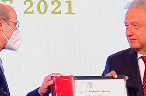 El presidente Andrés Manuel López Obrador al entregar el premio Eduardo Liceaga al médico Guillermo Ruiz Palacios y Santos. Imagen: Captura de video