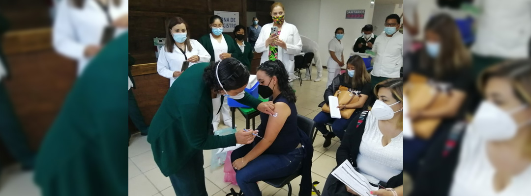 Las autoridades de salud federal comenzaron este martes la vacunación contra el Covid-19 de cerca de 122 mil trabajadores de la educación de Chipas. Foto Elio Henríquez
