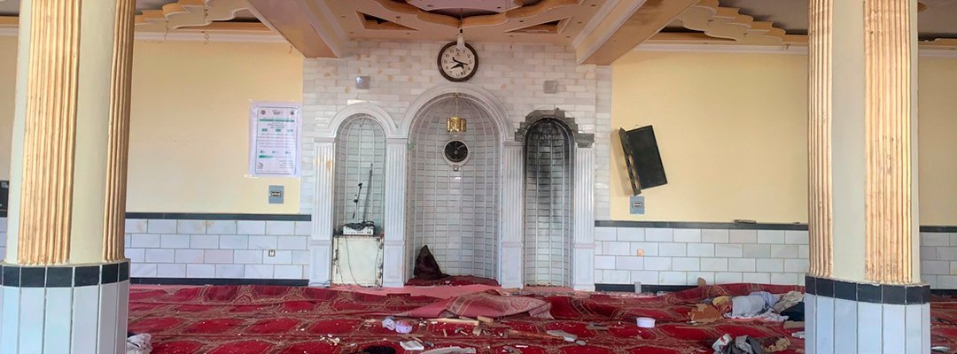 Los escombros cubren el suelo en una mezquita después de la explosión de una bomba en el distrito Shakar Dara de Kabul, Afganistán, el 14 de mayo de 2021. Foto Ap