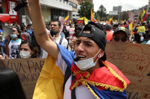 Manifestantes protestan contra el gobierno de Iván Duque en Bogotá, Colombia, el 5 de mayo de 2021. Foto Ap