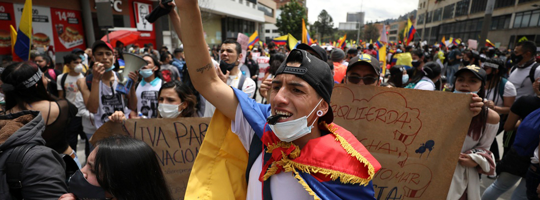 Manifestantes protestan contra el gobierno de Iván Duque en Bogotá, Colombia, el 5 de mayo de 2021. Foto Ap