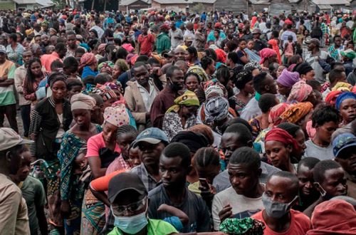 Desplazados esperan a ser registrados y recibir ayuda distribuida por una político local y empresario en Goma, El Congo, el 26 de abril de 2021. Foto Afp
