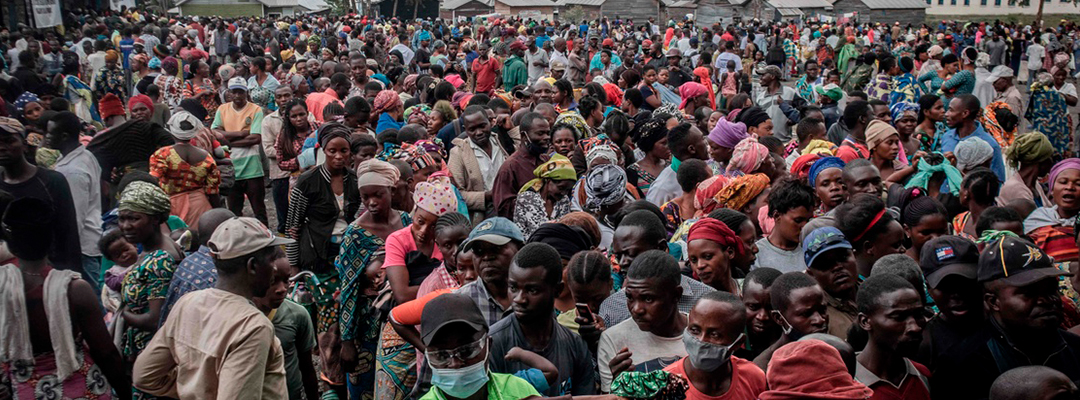Desplazados esperan a ser registrados y recibir ayuda distribuida por una político local y empresario en Goma, El Congo, el 26 de abril de 2021. Foto Afp
