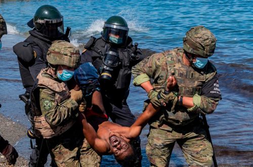 Soldados del ejército español expulsan a un migrante del enclave español de Ceuta, el 18 de mayo de 2021. Foto Ap