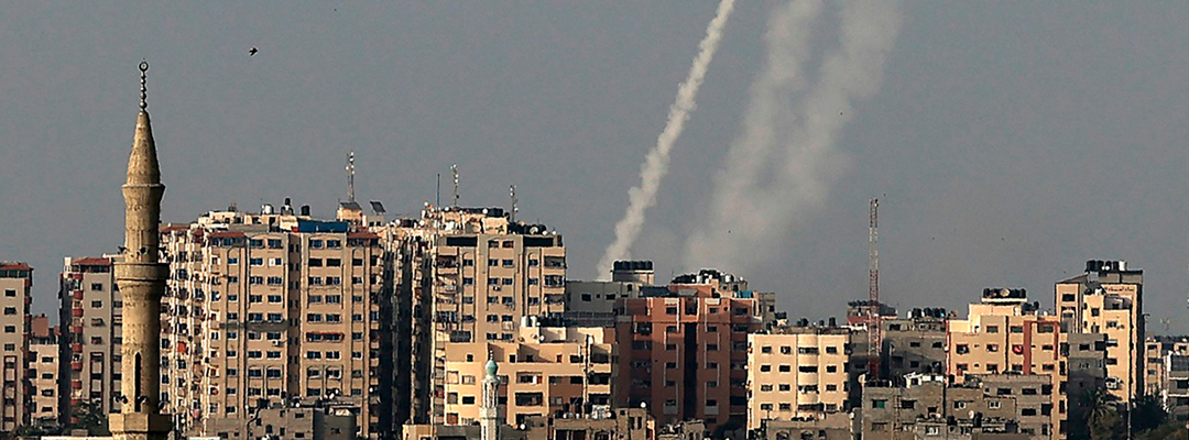 Palestinos del movimiento islamita de Hamas, dispararon cohetes desde la Franja de Gaza en dirección a Israel, el 10 de mayo de 2021. Foto Afp
