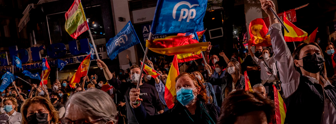 Partidarios de Isabel el Díaz Ayuso ondean banderas frente a la sede del partido popular en Madrid, España, el martes 4 de mayo de 2021. Foto Ap