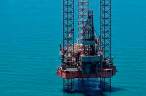 Plataformas de explotación petrolera en el Golfo de México. Foto Marco Peláez / Archivo