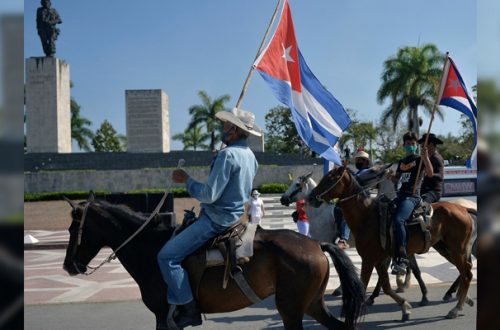 En abril pasado, miles salieron a las calles de la ciudad de Santa Clara, Cuba, para demandar el fin del bloqueo estadunidense. Foto Afp / Archivo