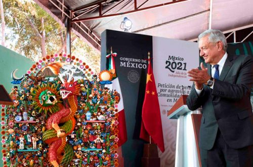 El embajador Zhu Qingqiao, de la República Popular China en México y el presidente Andrés Manuel López Obrador, en la ceremonia realizada en Torreón, Coahuila. Foto Presidencia