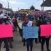 Cientos de estudiantes, padres de familia y maestros, marcharon este viernes de la comunidad de Lázaro Cárdenas al penal de El Amate. Foto La Jornada