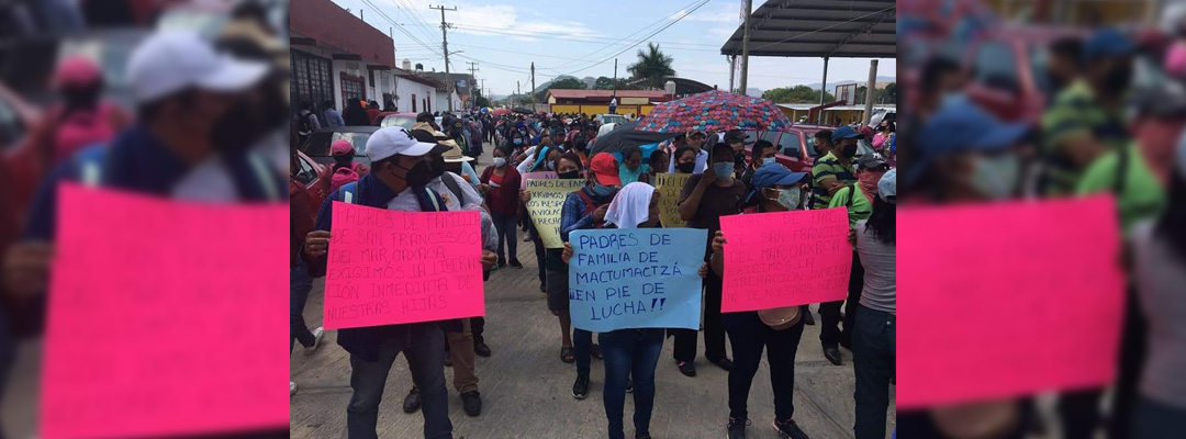 Cientos de estudiantes, padres de familia y maestros, marcharon este viernes de la comunidad de Lázaro Cárdenas al penal de El Amate. Foto La Jornada