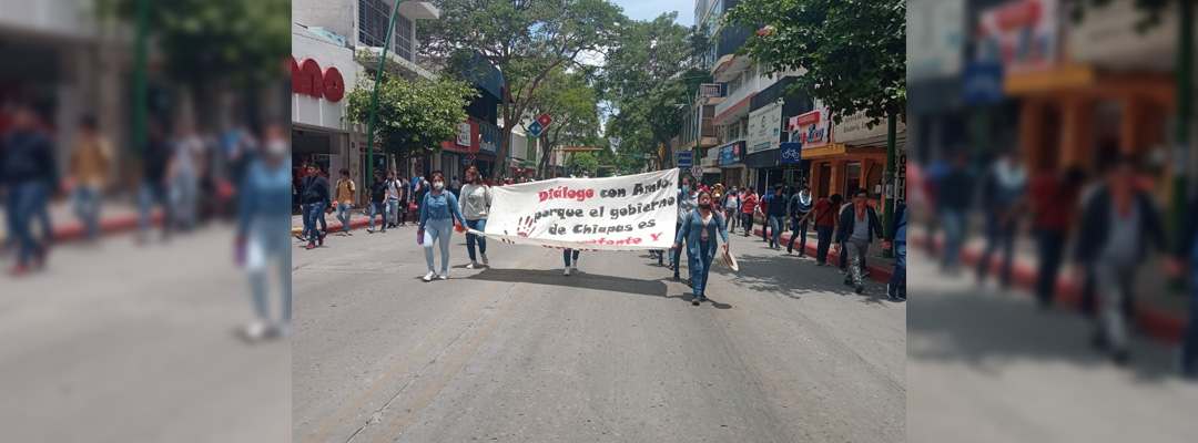 Padres de familia de los normalistas de Mactumactzá y docentes del SNTE adheridos a la CNTE marcharon en calles de la capital chiapaneca. Foto La Jornada