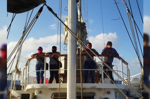 La delegación zapatista, llamada ‘Escuadrón 421’, a bordo del barco La Montaña, en su travesía rumbo a Europa. Foto tomada del sitio de enlacezapatista.ezln.org.mx