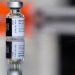 La Agencia Europea de Medicamentos aprobó que la vacuna de Pfizer/BioNTech pueda conservarse en el refrigerador hasta un mes. Foto Afp