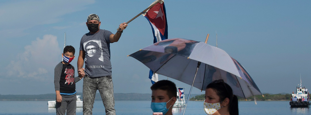 Medio centenar de embarcaciones surcaron ayer la Bahía de Cienfuegos, en el centro de Cuba, acompañadas en la costa por motociclistas y un grupo de jóvenes, en una nueva caravana para exigir el levantamiento del bloqueo de Estados Unidos, el cual fue endurecido durante la pandemia. Foto Ap