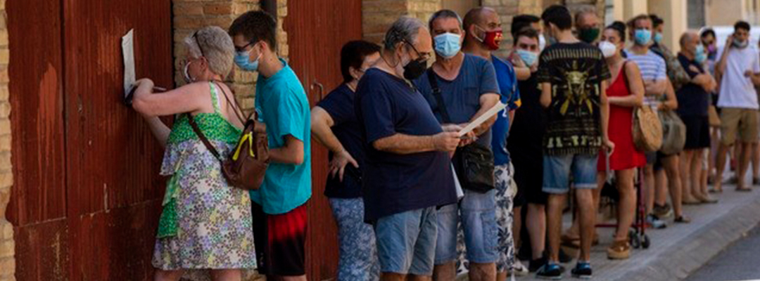 En Barcelona, España, personas esperan a hacerse la prueba de Covid-19. Foto Ap