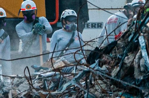 Rescatistas buscan entre los escombros víctimas cinco días después del derrumbe de un edificio en el sur de Florida, el 28 de junio de 2021. Foto Afp