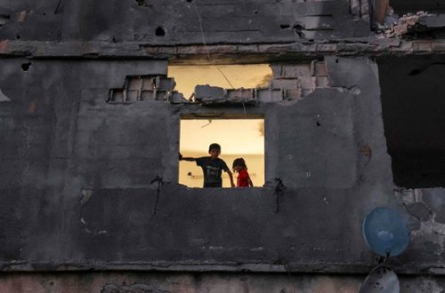 Niños palestinos en su hogar, que fue destruido por los recientes bombardeos israelíes, el 1 de junio de 2021. Foto Afp