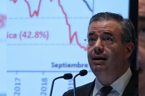 Alejando Díaz de León, gobernador del Banco de México, destaca la resiliencia del sistema financiero. Foto Marco Peláez / Archivo