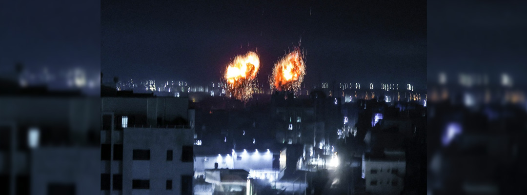 En imagen del 16 de junio, fuerzas israelíes bombardean la ciudad de Gaza. Foto Afp / Archivo