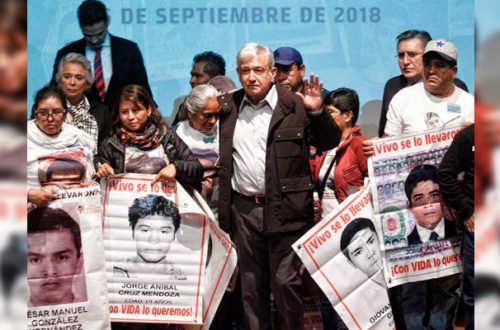 El presidente Andrés Manuel López Obrador en reunión con familias de los 43 normalistas de Ayotzinapa, en 2018. Foto archivo: Cuartoscuro