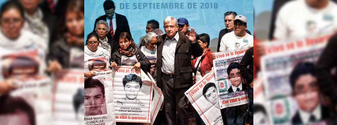 El presidente Andrés Manuel López Obrador en reunión con familias de los 43 normalistas de Ayotzinapa, en 2018. Foto archivo: Cuartoscuro