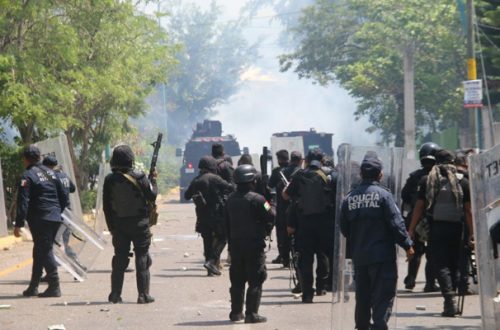 Policías del estado de Chiapas repliegan a estudiantes de la escuela Normal Rural Mactumactzá. Fotos Juan Carlos Santiago Hernández