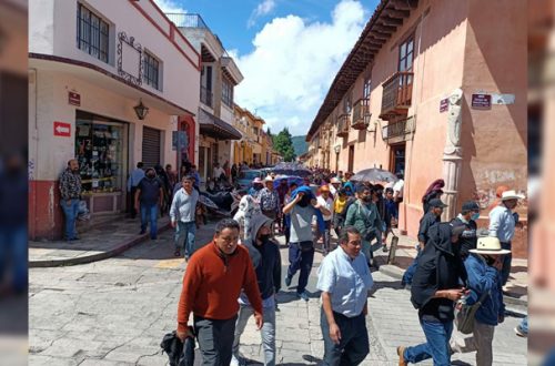 500 artesanos marcharon en San Cristóbal de las Casas, Chiapas, porque las autoridades se oponen a dejarlos vender en el Centro Histórico, el 23 de junio de 2021. Foto La Jornada