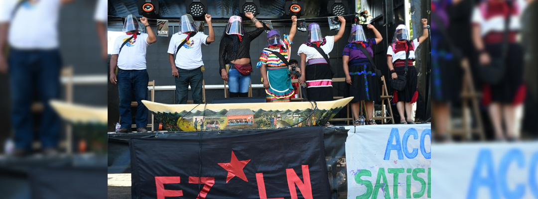 Integrantes de una delegación del Ejército Zapatista de Liberación Nacional (EZLN) durante su llegada al puerto de Vigo, en el noroeste de España, el 22 de junio de 2021. Foto Afp