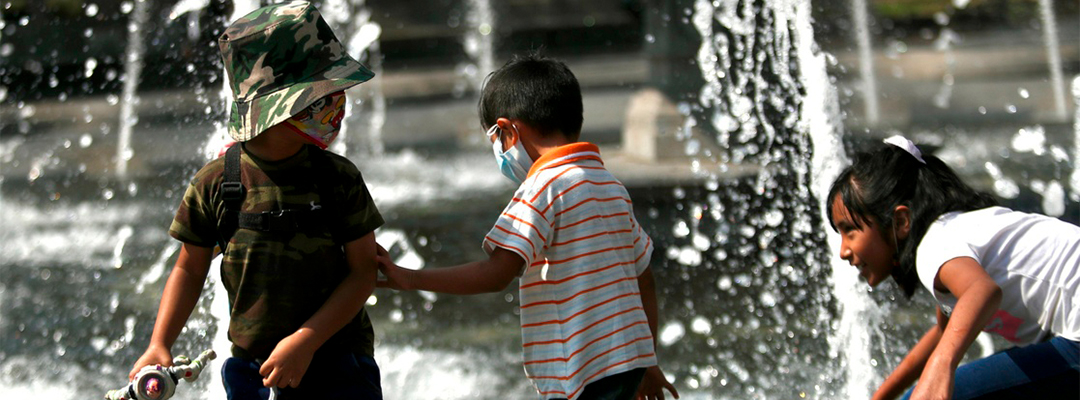 Niños juegan en una fuente de la Alameda Central en la Ciudad de México, el 1 de junio de 2021. Foto Yazmín Ortega Cortés