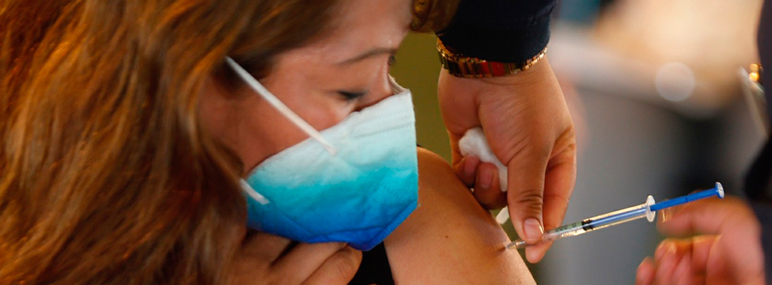 Personal de salud aplica una dosis de vacuna antiCovid en un centro de vacunación de la CDMX. Foto Guillermo Sologuren