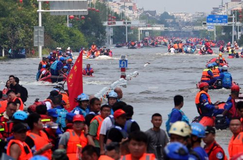 Rescatistas usan botes para desalojar a las personas de las áreas inundadas en Weihui, en la provincia china de Henan, el 26 de julio de 2021. Foto Chinatopix vía Ap